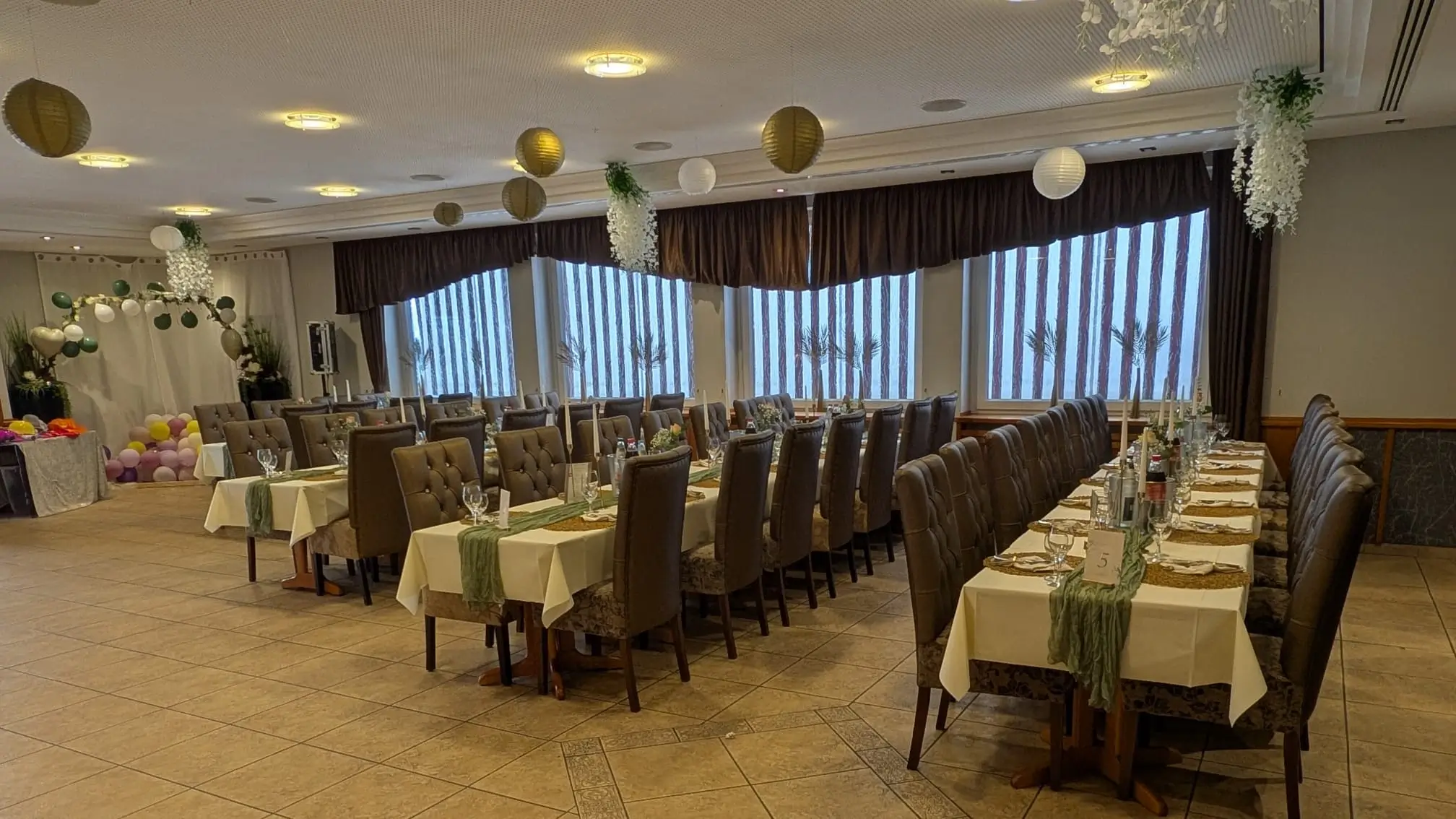 Festlich gedeckte Tafel im Saal